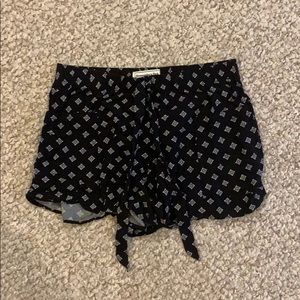 Loose shorts with tie